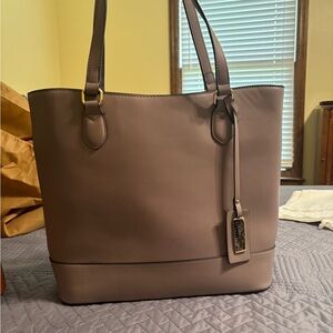 Chic Leather Tote in Taupe